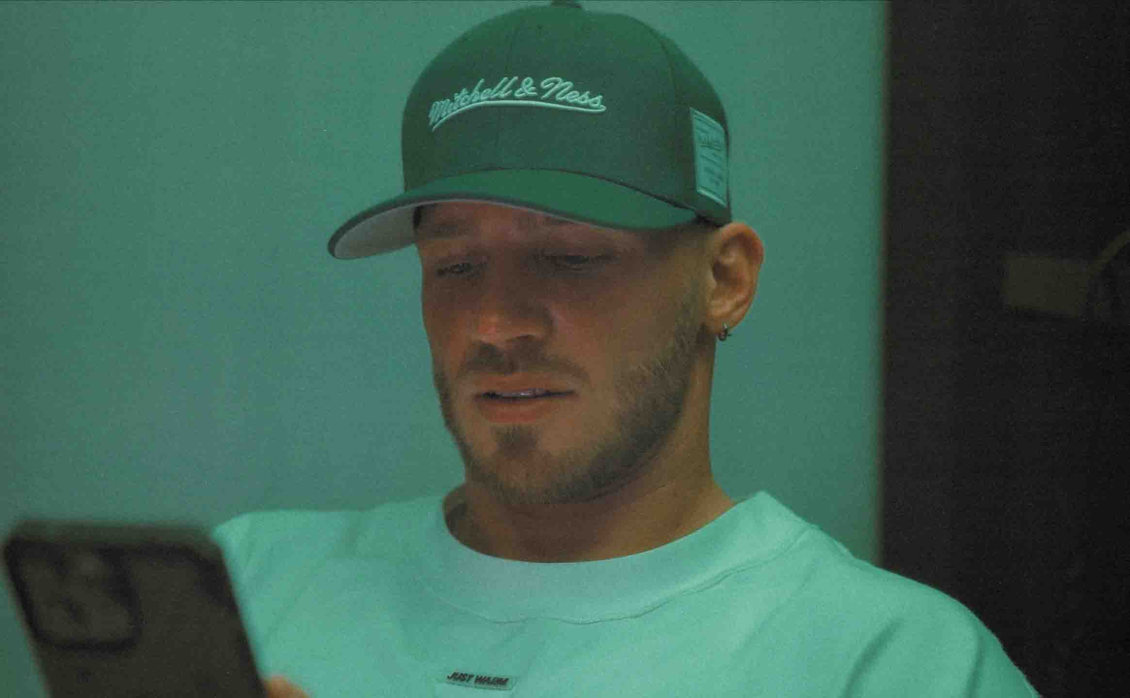 Судебный спор возник из за отмены концерта Олега Майами на Камчатке Владелец концертного зала хотел взыскать с организатора штраф из за срыва мероприятия В декабре 2024 года предприниматель заключил договор с КГАУ Центр управления спортивными объектами на предоставление помещения для проведения концерта Олега Майами За месяц до назначенной даты стало известно что артист не приедет представление отменяется Узнав об этом арендодатель потребовал выплатить штраф 52 700 рублей однако предприниматель отказался Тогда для разрешения спора учреждение обратилось в суд передаёт ИА Камчатское время Подробности по ссылке kamtime ru article b0d498a7 d31c 46eb a326 c32c52b67901 Предложка МАХ