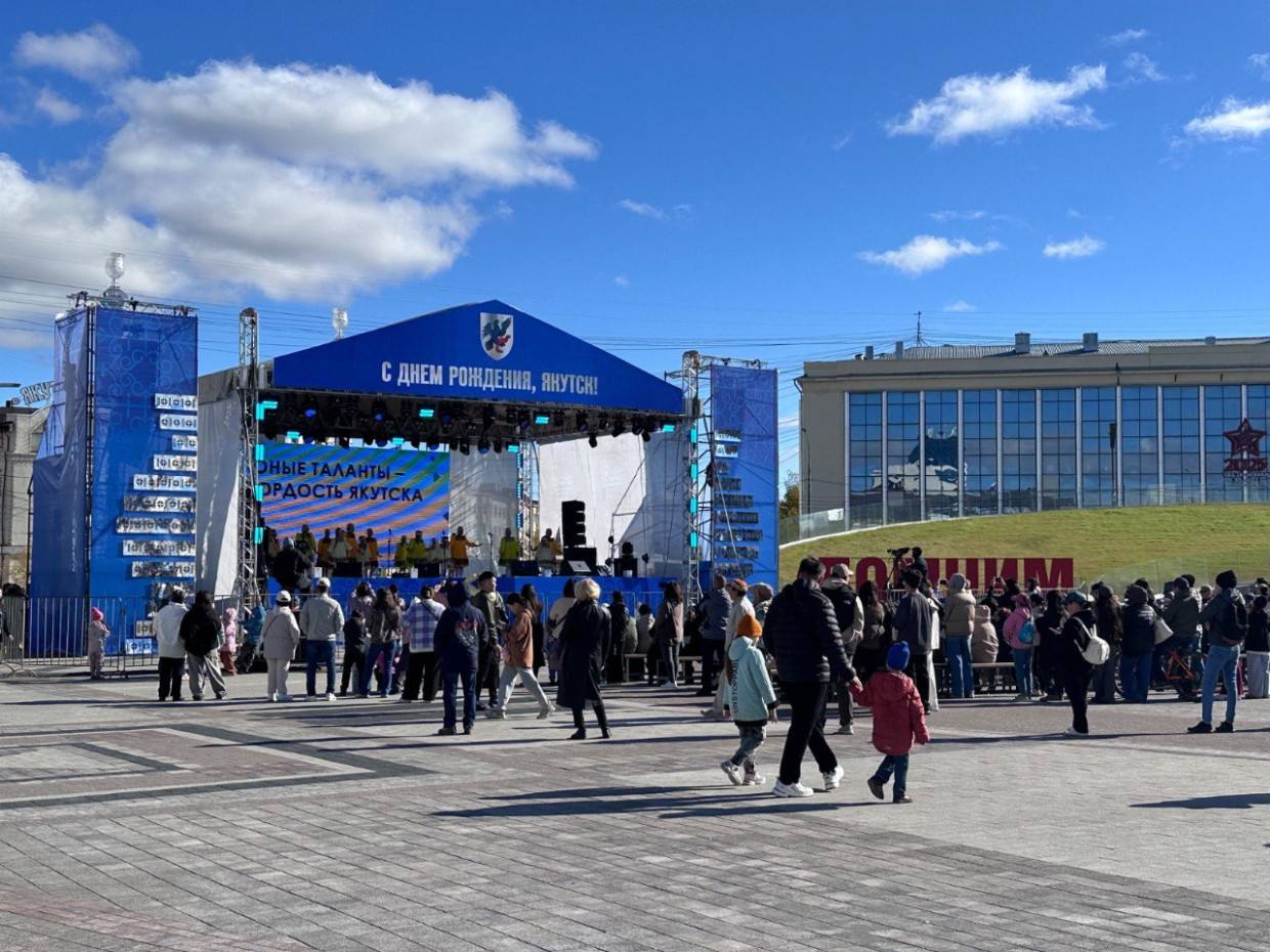 Комитет Фэрбанкс Якутск поздравил столицу Якутии с Днем города Комитет побратимских связей Фэрбанкс Якутск направил поздравление в адрес жителей столицы республики по случаю Дня города Якутска В обращении Мелисса Чейпин сопредседатель Комитета побратимских связей Фэрбанкс Якутск пишет От лица жителей членов Комитета побратимских связей Фэрбанкс Якутск сердечно поздравляем с Днем города Якутска Мы с теплотой вспоминаем период активных обменов между городами Фэрбанкс и Якутск и общения с нашими якутскими друзьями Мы с нетерпением ждем когда на границах России и США возобновится сотрудничество и мы сможем начать новую историю взаимоотношений между нашими городами В этом сложном и меняющемся мире мы как жители приполярных северных регионов можем многому учиться друг у друга Желаем всего наилучшего жителям города Якутска