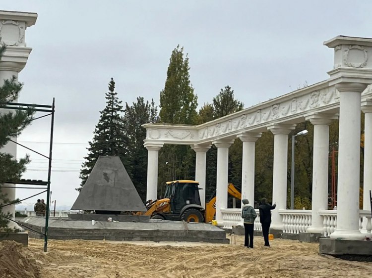 В Волжском на мемориале первостроителям готовятся укладывать плитку  В Волжском по проекту «Формирование комфортной городской среды» продолжается ремонт мемориала первостроителям. Как рассказали Волжский.ру в городской администрации, здесь ведутся подготовительные работы по укладке плитки – подрядчик уже завёз песок и щебень, ведётся планировка грунта. В ближайшее время начнут монтировать бордюры, а после устройства щебеночного основания приступят к укладке плитки у фонтана и на парковочной зоне. Общая площадь покрытия составит около 1 тысячи м2. Плитка на мемориале будет такой же, как на аллее улицы Фонтанной и на площади Комсомольской: песочного, серого и коричневого цветов.   Подробнее на Волжский.ру: