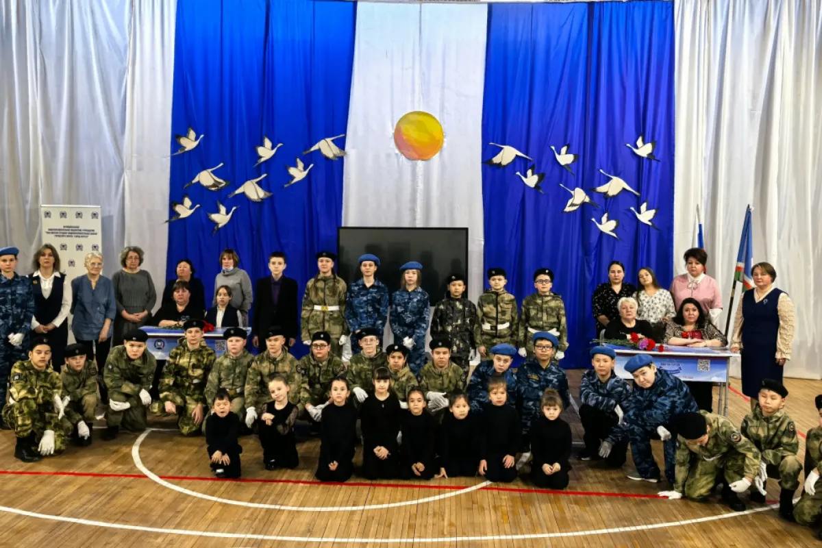 Парту Героя открыли в школе 33 Центре образования и Табагинской школе В рамках всероссийского образовательного проекта партии Единая Россия и месячника патриотического воспитания в Табагинской СОШ прошла торжественная церемония открытия Парты Героя посвящённой двум выпускникам школы Жданову Александру и Ерназарову Жанибеку Оба героя погибли при выполнении воинского долга в зоне СВО и были посмертно награждены Орденом Мужества На церемонии присутствовали близкие родственники руководитель администрации села Табага жители села и ученики школы Эти памятные парты стали символом благодарности и уважения Они напоминают каждому ученику о ценности жизни мужестве и верности долгу Имена Александра и Жанибека навсегда останутся в истории школы Подробнее   yakut er ru activity news partu geroya otkryli v mobu sosh 33 centr obrazovaniya tabaginskoj shkole ЕдинаяРоссия ЕР14 НоваяШкола МАХ ВК ТГ ДЗЕН ОК