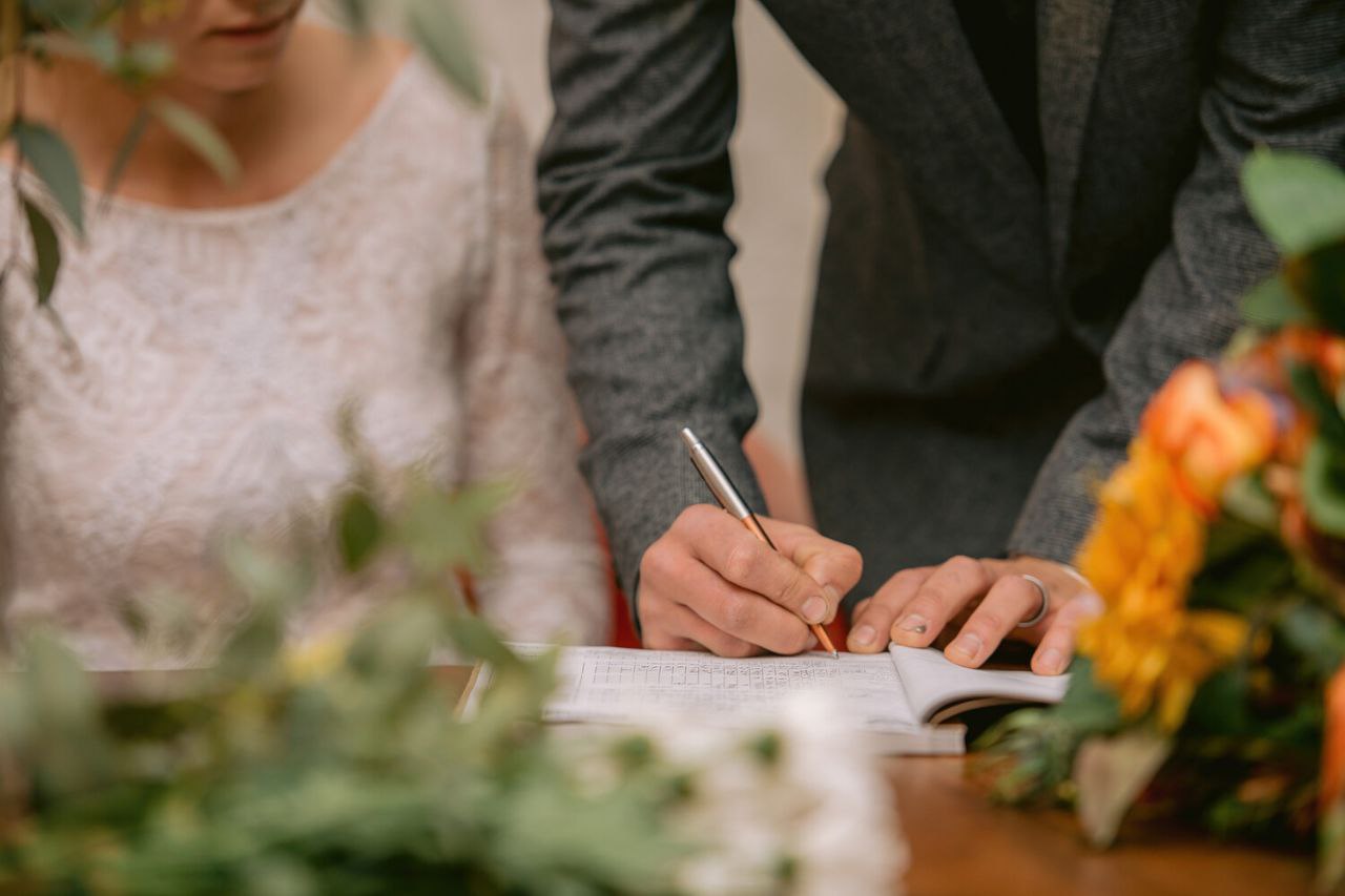 В Молдове вырастет стоимость регистрации браков и разводов В новых тарифах предусмотрено подорожание всех видов услуг но появится более выгодный вариант для заявок поданных онлайн Регистрация брака в обычном режиме теперь займёт один месяц вместо 25 рабочих дней и будет стоить 260 леев За ускоренное оформление придётся платить больше 1820 леев за 15 рабочих дней 3640 за 10 5460 за 5 7280 за 1 день и 9100 леев в день обращения При подаче заявки онлайн цена ниже 230 леев за месяц ожидания 1610 за 15 дней 3220 за 10 и 4830 за 5 рабочих дней В исключительных случаях когда существует угроза жизни брак зарегистрируют бесплатно в день согласованный с заявителями Стоимость торжественных церемоний останется прежней 500 леев в рабочие дни и 1500 леев в выходные и праздники Церемонии за пределами центров агентства больше проводить не будут за исключением случаев когда один из супругов находится в больнице или исправительном учреждении Правительство может утвердить новые тарифы уже на заседании 5 ноября