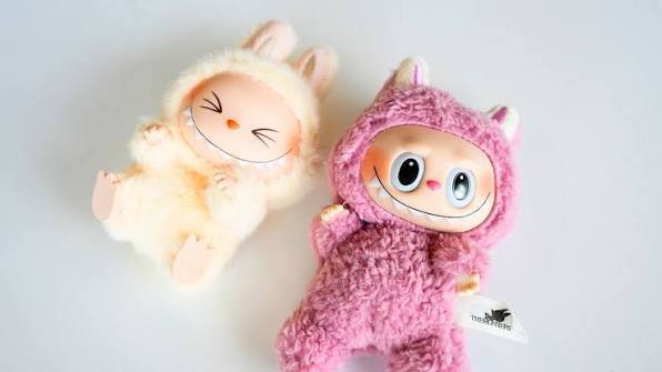 В Швеции обнаружен опасный химикат угрожающий репродуктивной системе в поддельных куклах Лабубу сообщает агентство по надзору за химическими продуктами Kemikalieinspektionen По информации агентства пластик на лице пяти из семи протестированных кукол содержал высокую концентрацию вещества ДЭГФ диэтилгексилфталат ред