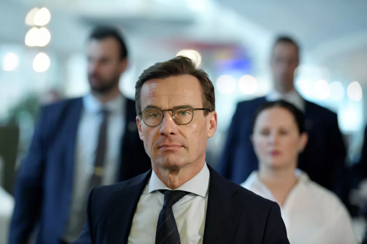 Информация о местоположении премьер-министра Швеции несколько лет попадала в открытый доступ. Всему виной — приложение для бега его телохранителей. По данным Dagens Nyheter, охранники загружали в фитнес-приложение Strava маршруты своих пробежек, по которым было нетрудно отследить перемещение Ульфа Кристерссона. В результате утечек мог быть раскрыт частный домашний адрес чиновника, маршруты, по которым Кристерссон обычно ездит, и места, где он ночевал в заграничных поездках.