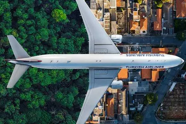 Авиакомпания Turkish Airlines запретила перевозить животных в бизнес классе Turkish Airlines изменила правила перевозки домашних животных авиакомпания больше не подтверждает новые запросы на перевозку питомцев в салоне бизнес класса Пассажирам предлагают оформлять перевозку животного в багажном отсеке если для него нельзя выбрать экономкласс Об этом пишет Фонтанка Ру Как отмечается ранее подтвержденные бронирования на перевозку животных в бизнес классе сохраняются если услуга была оформлена до 21 апреля 2026 года При переносе поездки на новую дату право на перевозку питомца в бизнес классе не сохраняется Исключение также действует для служебных животных Для экономкласса правила перевозки питомцев в салоне не меняются животное вместе с переноской должно весить не больше 8 кг Размер переноски не должен превышать 23 см в высоту 30 см в ширину и 40 см в длину Эти параметры указаны на сайте Turkish Airlines aviaru net n295160 Оставайся в информационном потоке подпишись на наш канал в MAX
