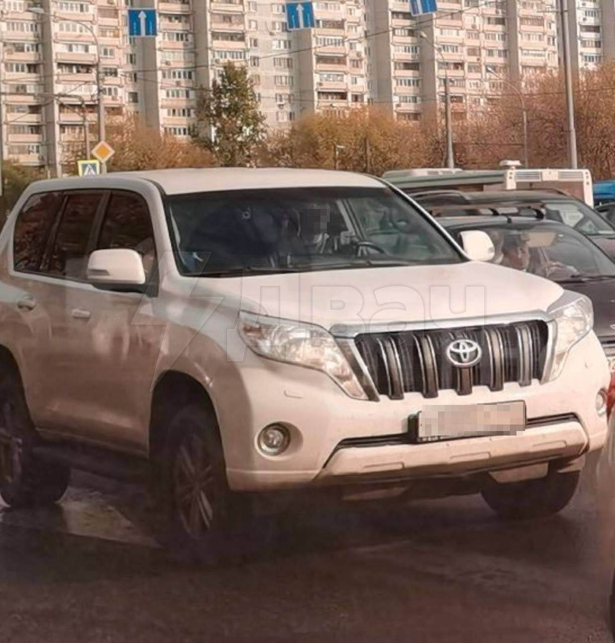 Белый джип с привязанной к днищу коробкой обнаружен у заправки на Ленинском проспекте в Москве недалеко от станции метро «Тропарёво» — СМИ По данным СМИ, речь идёт о «Тойоте Прадо». На месте работают сотрудники оперативных служб и кинологи с собаками. Территория оцеплена. Предварительно, джип принадлежит высокопоставленному военнослужащему. UPD: Робот-сапёр снял подозрительную коробку с днища внедорожника московского военного и погрузил её во взрывозащитный контейнер.
