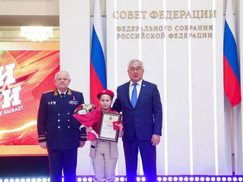 Ученице из Петровск Забайкальского округа Милане Асташовой вручили памятную медаль Совета Федерации За проявленное мужество Десятилетняя школьница получила высокую награду за смелые действия благодаря которым был спасен её одноклассник Инцидент произошёл когда Милана играла на площадке вместе с мальчиком по имени Матвей При возвращении домой на ребенка напала собака Девочка не раздумывая бросилась на защиту друга Поняв что в одиночку ей не справиться она не растерялась и громко позвала на помощь взрослых   zabnews ru l 65324   Подписаться в MAX