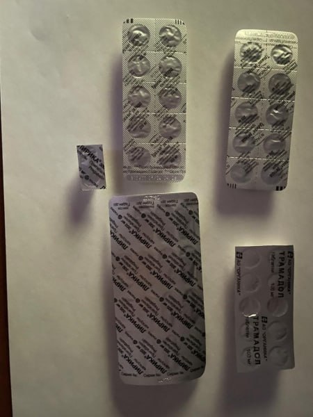 Полицейские Северной Осетии пресекли сбыт сильнодействующих веществ Сотрудники Управления по контролю за оборотом наркотиков МВД по Северной Осетии во взаимодействии с бойцами ВОГОП МВД по РСО Алания задержали жителя республики 1988 г р подозреваемого в незаконном обороте сильнодействующих веществ Как установили полицейские мужчина осуществил сбыт 18 капсул сильнодействующего вещества Лирика а также препарата Трамал общей массой 0 96 грамма Эти вещества обладающие мощным воздействием на центральную нервную систему без медицинского контроля способны вызывать тяжелейшую зависимость и необратимые последствия для здоровья Дальнейшие мероприятия по личному досмотру задержанного позволили обнаружить и изъять дополнительную партию запрещенных средств 30 таблеток Трамадола и еще 15 капсул Лирики Возбуждено уголовное дело по ч 3 ст 234 УК РФ Подозреваемому грозит до 8 лет лишения свободы