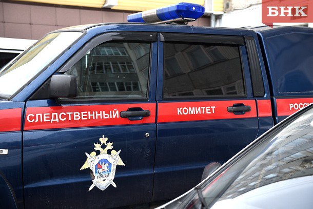 Подростка из Мадмаса задержали за убийство матери Председатель Следственного комитета России Александр Бастрыкин поручил доложить о ходе расследования уголовного дела. По данным следствия, возле частного дома, расположенного в поселке Мадмас, несовершеннолетний фигурант, вооружившись ножом, на почве внезапно возникших личных неприязненных отношений к матери, ударил последнюю в область шеи и живота вышеуказанным предметом. От полученных телесных повреждений потерпевшая скончалась на месте происшествия. Подозреваемый задержан, в отношении него следователем в суд направлено ходатайство об избрании меры пресечения в виде заключения под стражу. Уголовное дело возбуждено по признакам преступления, предусмотренного ч.1 ст.105 УК РФ умышленное причинение смерти другому человеку , сообщает СУ СКР по Коми.