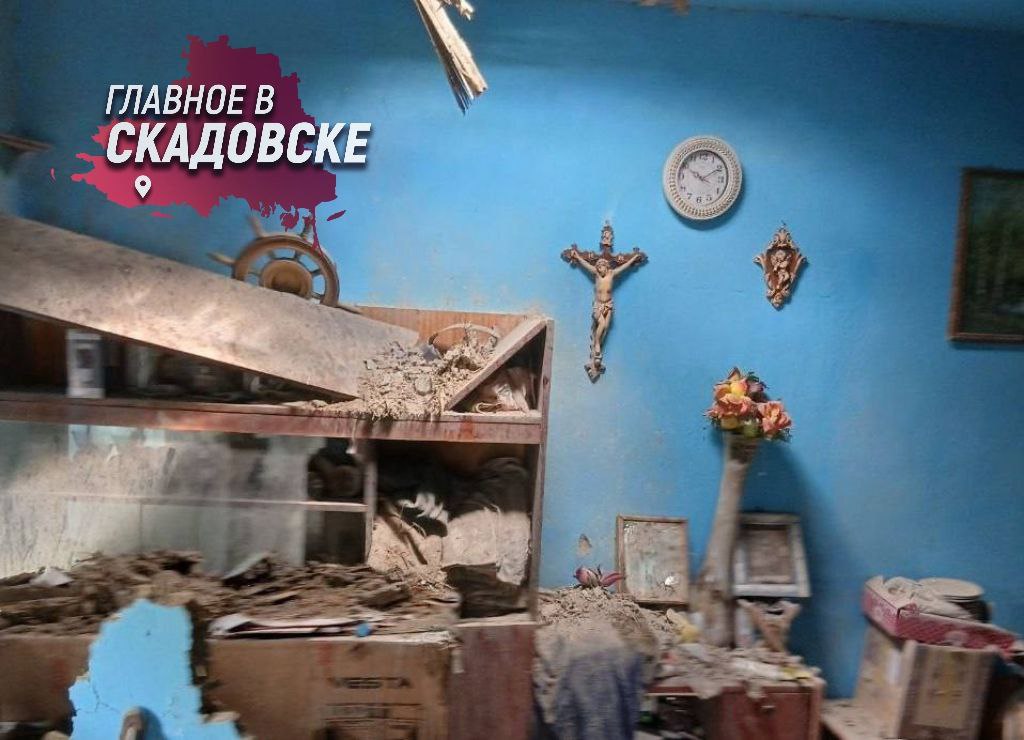 В Херсонской области без газа остались 17 тысяч человек из-за атаки украинских вооруженных формирований В Алешкинском округе восстанавливают подачу газа в дома жителей, так как украинский снаряд повредил важный объект инфраструктуры. Губернатор Херсонской области Владимир Сальдо сообщил, что за последние 24 часа несколько гражданских объектов на левобережье региона получили повреждения в результате агрессии киевского режима. Семь школ, больниц и детских садов округа были подключены к резервным источникам питания. В Таврийске дрон повредил фасад и окна жилого дома, а в Голопристанском округе произошел лесной пожар, который уже потушили.