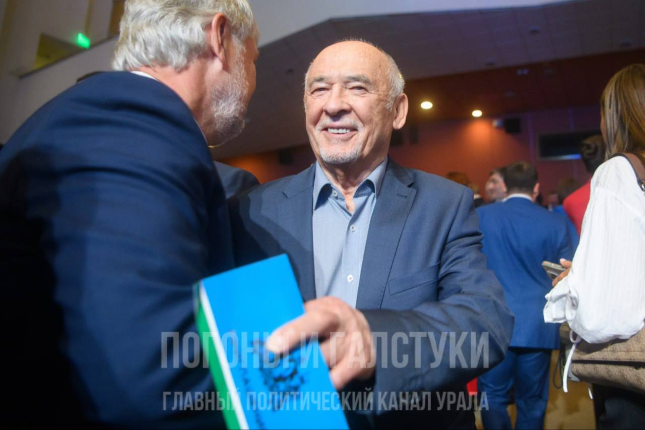 Легендарный советник свердловских губернаторов променял политику на огород 78 летний Анатолий Гайда ушел из власти В сентябре он вывез вещи из своего кабинета в губернаторской резиденции который занимал последние 15 лет Гуляю по лесу готовлю огород к зиме занимаюсь домашними делами Думал что будет сложно отойти от политических дел но нет оторвался как лист от ветки и полетел сказал Гайда Он соавтор Устава Свердловской области бывший глава администрации губернатора Росселя экс зампред областного правительства в последние годы был общественным советником экс губернатора Куйвашева в частности помогал ему упразднить администрацию и избавиться от ее руководителя Тунгусова а затем недолго Паслера После инаугурации последнего вместе с членами кабмина и остальными советниками вышел в отставку и не вернулся Главный политический канал Урала Мы в МАХ