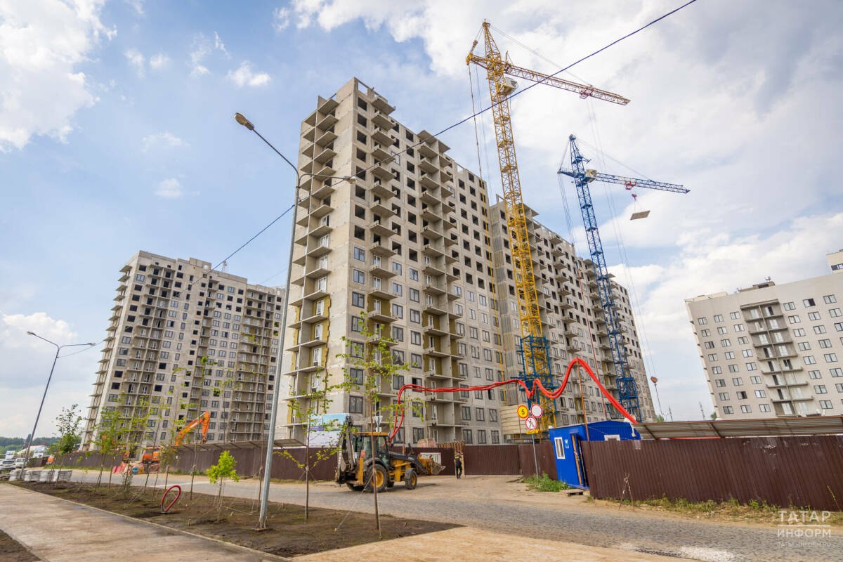 С начала 2025 года в Татарстане построили 2,3 млн квадратных метров жилья В преддверии Дня строителя, который отметят в России 10 августа, с журналистами по традиции встретился министр строительства, архитектуры и ЖКХ РТ Марат Айзатуллин. Он рассказал, что происходит в стройкомплексе Татарстана. Он также отметил, что на долю строительного комплекса приходится 7% всей экономики республики. В Татарстане в 2025 году построят более 3 млн кв. метров жилья, а оборот строительной отрасли приблизится почти к 1 трлн рублей. Вместе с тем резко упал спрос на ипотеку – число выданных кредитов на первичном рынке сократилось вдвое. На фоне высокой ключевой ставки под давлением оказались и застройщики. Подробнее – в материале «Татар-информа»: «Ситуация непростая, но контролируемая»: как ставка ЦБ повлияла на стройку в Татарстане
