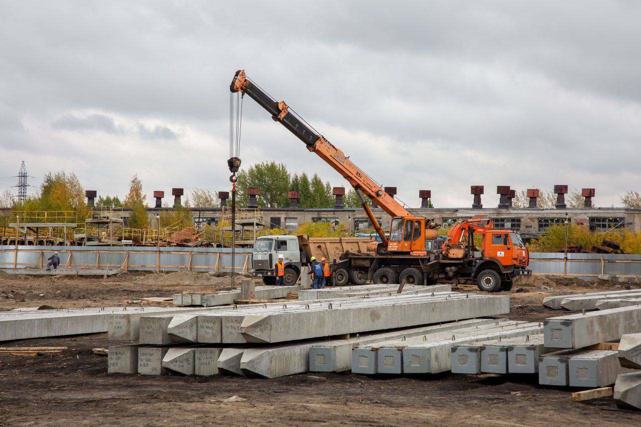 ОСК приступила к строительству нового цеха в СПО «Арктика»  Северное производственное объединение ОСК «Арктика» приступило к строительству нового цеха для ремонта электротехнического оборудования.   Проект реализуется за счёт привлечения средств федерального бюджета.   Новый цех существенно сократит сроки выполнения электромонтажных работ при ремонте кораблей, позволит изготавливать и ремонтировать электротехническое оборудование с повышенными техническими характеристиками.   Реализация проекта повысит эффективность использования материальных и человеческих ресурсов, исключит лишние перемещения, позволит существенно улучшить условия труда работников.  «Этот проект — яркий пример большой программы модернизации, которую ОСК реализует на своих предприятиях. Модернизация касается всего: от отдельных станков до полного переоборудования и строительства новых цехов. Это один из ключевых приоритетов стратегии развития корпорации. И мы будем расширять программу. Всё это создаст возможности для выхода нашей корпорации на новые технологические рубежи, для развития всей судостроительной отрасли России», - отметил Андрей Гринькин, директор Департамента капитального строительства, управления имуществом и административного обеспечения ОСК.  «Учитывая, что корабли и суда, строящиеся сегодня, более насыщены электрооборудованием по сравнению с предыдущими поколениями, объём работ цеха уже в ближайшие годы существенно возрастёт. Возникает объективная необходимость в создании новых производственных площадок», - отметил генеральный директор СПО «Арктика» Юрий Душкин.    Для решения этой задачи предприятие приняло участие в государственной программе ОПК с проектом «Строительство цеха в целях организации производства и ремонта электротехнического оборудования».  Строительство цеха планируется завершить в 2027 году. Сейчас ведётся формирование свайного фундамента здания цеха.   «ОСК»