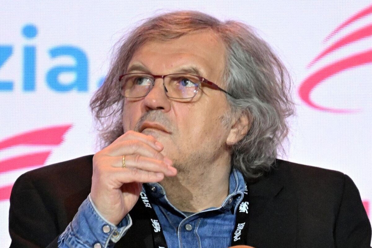 Вучич обвинил Кустурицу в попытке госпереворота Сербский лидер Александр Вучич публично обвинил известного режиссера и музыканта Эмира Кустурицу в сговоре с оппозиционными силами с целью его отстранения от власти. Посмотрите, до чего дошла эта бессмыслица, — все они вместе: Динко Грухонич, Кустурица, Чанак и Ломпар. Никакой разницы нет, есть общая мишень — это Вучич, должны его свергнуть, и это их программа. Другой программы нет, – заявил Вучич журналистам во время посещения центра паллиативной помощи в Батайнице, недалеко от Белграда. Президент подчеркнул, что у его политических противников отсутствует четкое видение будущего Сербии и понимание потребностей ее народа.