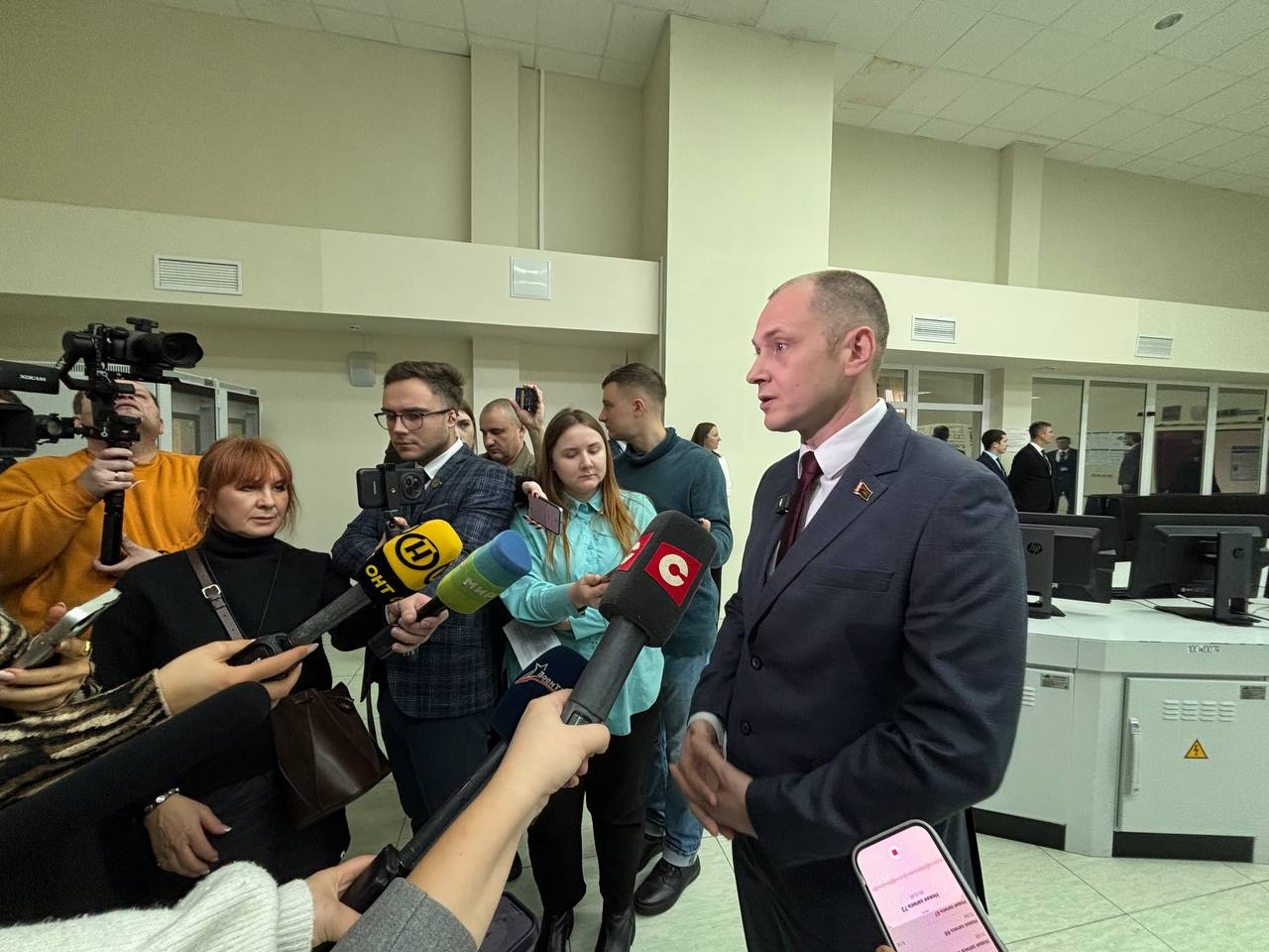 Министр назвал ориентировочные сроки ввода третьего энергоблока Белорусской АЭС В интервью журналистам Денис Мороз отметил что после совещания у Главы государства по вопросам развития атомной энергетики Министерством энергетики совместно с Госкорпорацией Росатом создана рабочая группа проведено ее первое заседание по итогам которого готовятся принципиальные документы которые определят каким образом будет реализоваться проект по сооружению третьего блока БелАЭС в том числе рамочное соглашение которое определит условия и параметры блока В целом обсуждается сооружение третьего блока в виде копии блоков которые установлены на Белорусской АЭС это блоки мощностью 1200 МВт рассказал Министр Что касается сроков по его словам этот вопрос находится в стадии обсуждения Мы для себя фиксируем белорусская энергосистема готова к интеграции еще одного блока АЭС в 2035 году отметил он В целом мы обсуждаем период включения третьего блока в белорусскую энергосистему в 2035 2038 гг