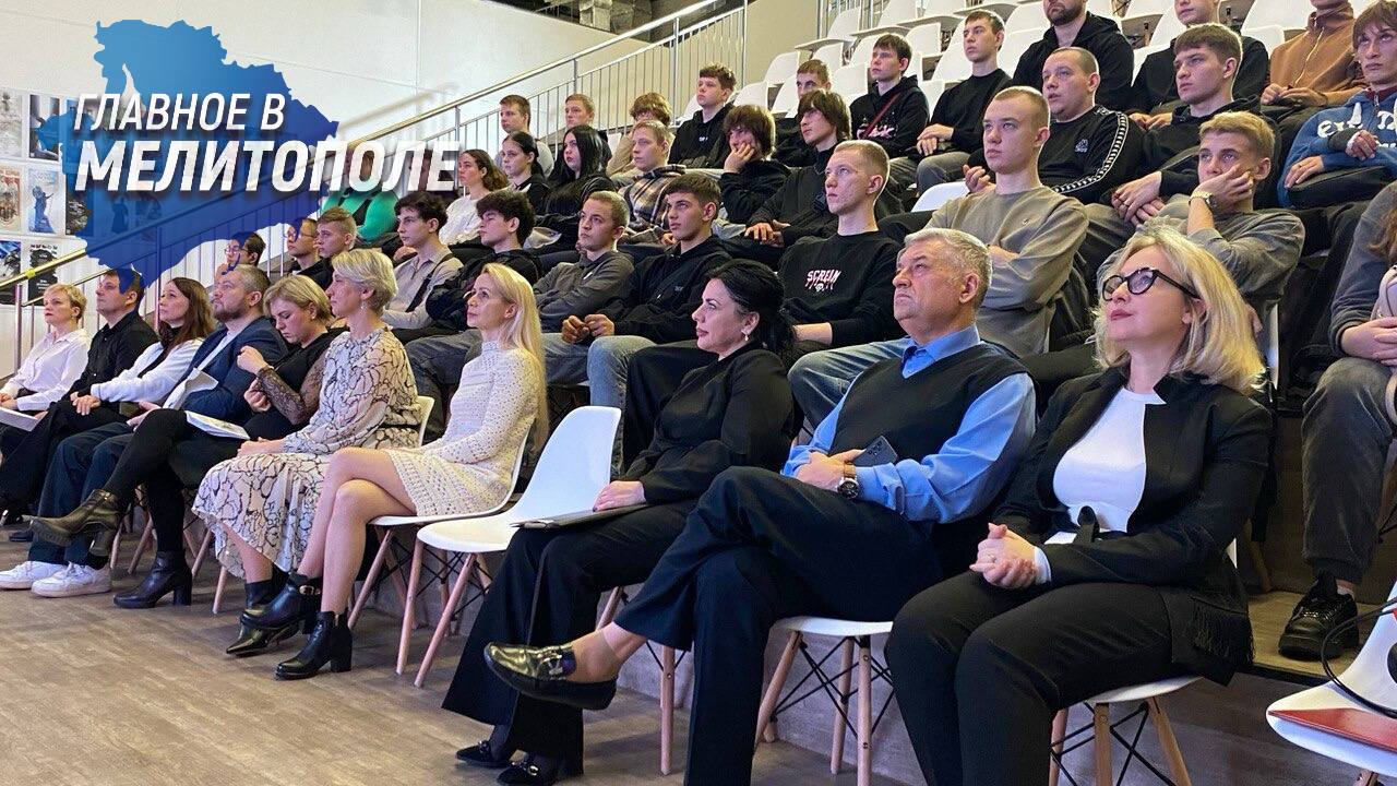 В Запорожской области прошел региональный этап технофорума АртПром В Запорожской области состоялся региональный этап технофорума АртПром объединивший студентов колледжей и представителей промышленных предприятий Участники обсудили подготовку кадров и перспективы развития инженерного творчества в регионе На форуме были представлены творческие проекты студентов посвященные местным производствам Мероприятие организовано при поддержке Министерства образования и науки Запорожской области для развития взаимодействия между образовательными учреждениями и промышленным сектором