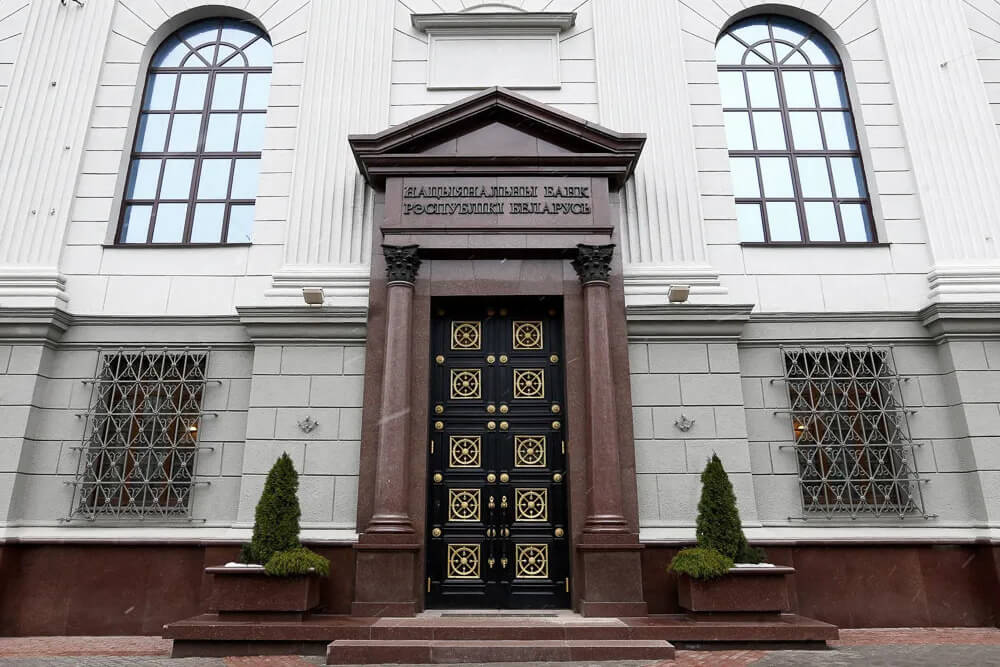 В банках не должно быть “лишних“ денег, заявляет Лукашенко  Увеличение совокупной прибыли работающих в Беларуси банков может рассматриваться “как позитивный показатель“, однако “есть опасения, чтобы не возникло дисбаланса и банки не оттягивали деньги из экономики“, об этом было заявлено на встрече Лукашенко с председателем правления Национального банка  Головченко.  В связи с этим “в качестве одной из мер на уровне государства принято решение изымать часть прибыли у банков и направлять их на финансирование экономики“.  “В банках “лишних“ денег быть не должно. И прибыль — все равно это от тех, кто эти деньги там хранит. В основном это так. Поэтому я в этом плане очень надеюсь, что так и будет. Экономика должна развиваться, и надо, чтобы банковская система способствовала росту экономики“, — заявил Лукашенко.    Подробности    Без VPN   soyuz.by