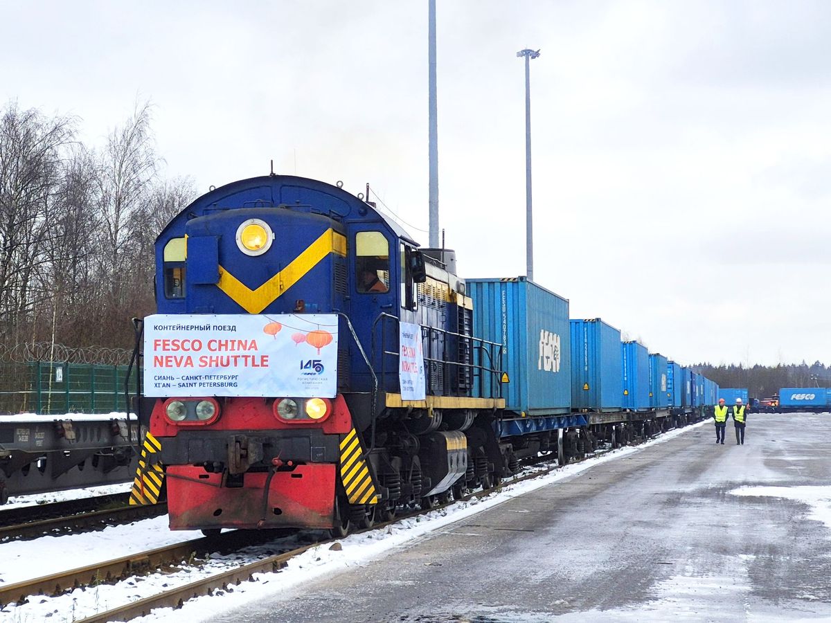 FESCO организовала первый прямой железнодорожный сервис из Китая в Санкт Петербург Первый поезд из китайского города Сиань до станции Заневский Пост груженный 45 сорокафутовыми контейнерами 90 TEU с товарами народного потребления проследовал через погранпереход Алашанькоу Достык далее по территории Казахстана и России до Санкт Петербурга В рамках сервиса FESCO обеспечивает все этапы перевозки в том числе доставку контейнеров автотранспортом со складов отправителей до станции Сиань организацию отправки поезда по территории Китая а также автоперевозку грузополучателям в Санкт Петербурге и соседних регионах Кроме того предоставляются дополнительные услуги оформление экспортной декларации консолидация затарка крепление и возможность доставки от двери до двери Подписывайтесь на Росатом Оставляйте бусты новость FESCO