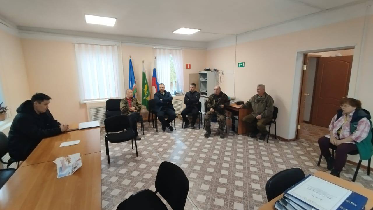 #сельскоехозяйство 29 мая работники Управления сельского хозяйства Ленского района совершили рабочую поездку в сёла Нюя и Мурья. В мероприятии приняли участие исполняющий обязанности руководителя УСХ Евгений Тимофеев, главный агроном района Светлана Тарасова и специалист по сельскому хозяйству Спартак Поликарпов. В ходе встречи были рассмотрены ключевые направления развития сельского хозяйства в муниципалитете. Особое внимание было уделено вопросам увеличения площадей под посадку картофеля и овощей открытого грунта — важного направления для обеспечения продовольственной безопасности района. Также обсуждались вопросы отбора получателей субсидий на площадь сельскохозяйственных культур. Специалисты напомнили сельхозтоваропроизводителям о необходимости строгого соблюдения установленных требований и предоставления полного пакета документов в срок. Еще одной темой для обсуждения стали культуртехнические мероприятия по вовлечению ранее неиспользуемых сельскохозяйственных земель в оборот. Эта задача является приоритетной для региональной программы развития сельского хозяйства. Особой темой разговора стало обсуждение перспектив работы хранилища сельскохозяйственной продукции в 2025 году. Представители хозяйств выразили заинтересованность в стабильной и эффективной работе объекта, что позволит сохранять урожай и повышать рентабельность сельхозпроизводства. За информацию и фото благодарим УСХ Ленского района.