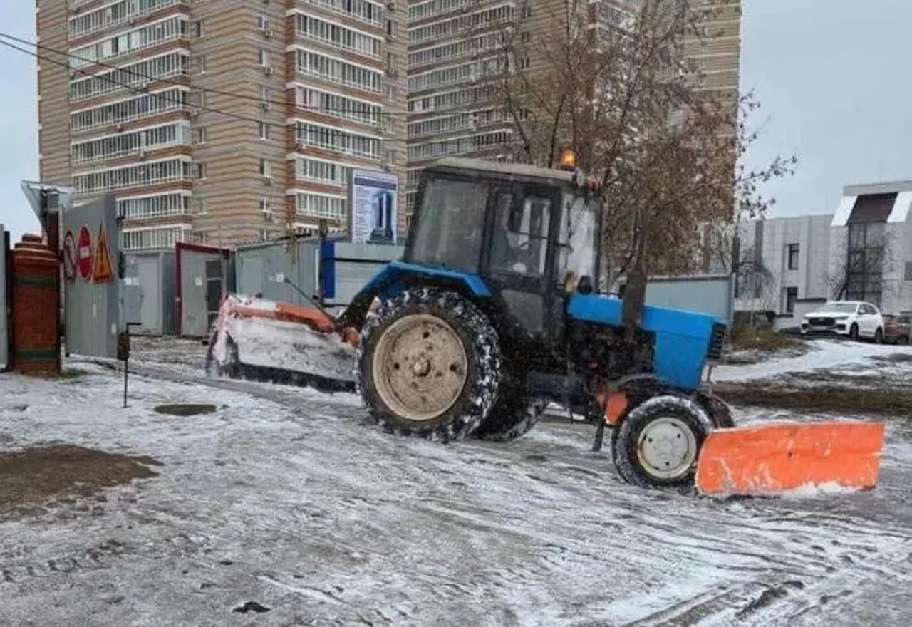 Лол, власти города Набережные Челны переиграли жителей и... прифотошопили снегоуборочную технику.  Так в администрации хотели отбиться от жалоб на неубранный снег. Кажется, вопросов стало ещё больше.  Хорошо, что депутаты не освоили ИИ.