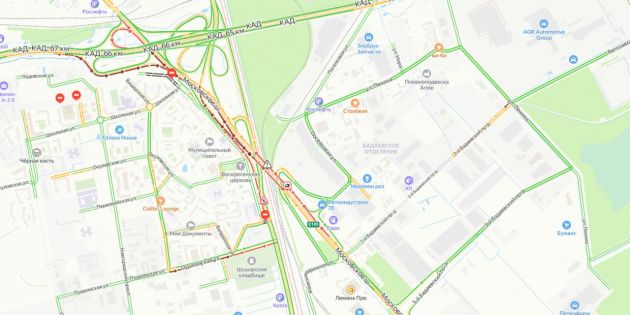 Московское шоссе в Петербурге сковано пробкой после жесткого ДТП – фура загорелась  Московское шоссе у развязки с КАД в Шушарах к 10:30 часам в обе стороны сковано пробками, следует из данных сервиса "Яндекс Карты".   Длина пробки со стороны 67-го км Кольцевой автодороги достигает двух километров. Пользователи сервиса сообщают о ДТП на участке.  В соцсетях также появляются кадры с Московского шоссе, на которых видно, что участником аварии стала фура.  В Telegram-канале "Мегаполис" сообщается, что машина упала вниз в верхнего яруса, после чего загорелась.     "Яндекс Карты"    Telеgram-канал "Мегаполис"