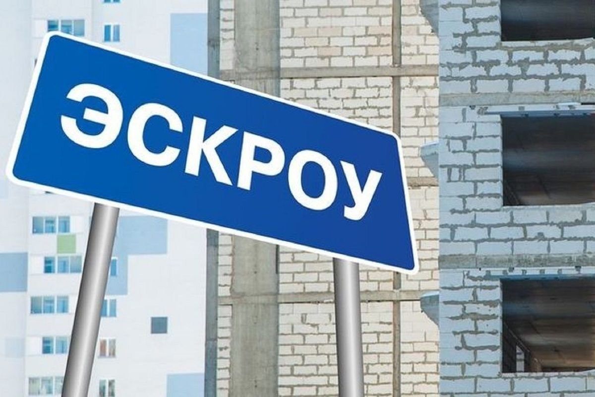 ЦБ предлагает новую модель расчетов с застройщиками Сначала право собственности потом деньги Банк России выступил с инициативой которая может кардинально изменить порядок расчетов на рынке новостроек Регулятор предлагает закрепить на законодательном уровне принцип согласно которому застройщик получает деньги только после перехода права собственности к покупателю Новый порядок расчетов Деньги за квартиру будут перечисляться застройщику не на этапе ввода дома в эксплуатацию как сейчас с эскроу счетами а только после полной регистрации права собственности за покупателем Распространение на все сделки Этот принцип должен работать при любой сделке как при ипотеке с эскроу так и при покупке напрямую у застройщика в рассрочку Для уже построенных домов где эскроу не используется также предлагается ввести защищенный механизм расчетов По мнению ЦБ это 1 Максимальная защита прав дольщиков Риски потерять и деньги и жилье в случае проблем у застройщика сведутся к нулю 2 Борьба с недобросовестными практиками Застройщики будут получать оплату только за реально переданный объект 3 Честные правила для всех Единый стандарт для любых способов покупки жилья Так же ЦБ предлагает Подключить банки к рассрочке Сделки с рассрочкой платежа предлагается перевести в трехсторонний формат с участием банков Это позволит передавать данные о выплатах в Бюро кредитных историй БКИ повышая финансовую прозрачность как для заемщиков так и для кредиторов ЦБРФ недвижимость новостройки строительство эскроу правапотребителей ипотека рассрочка