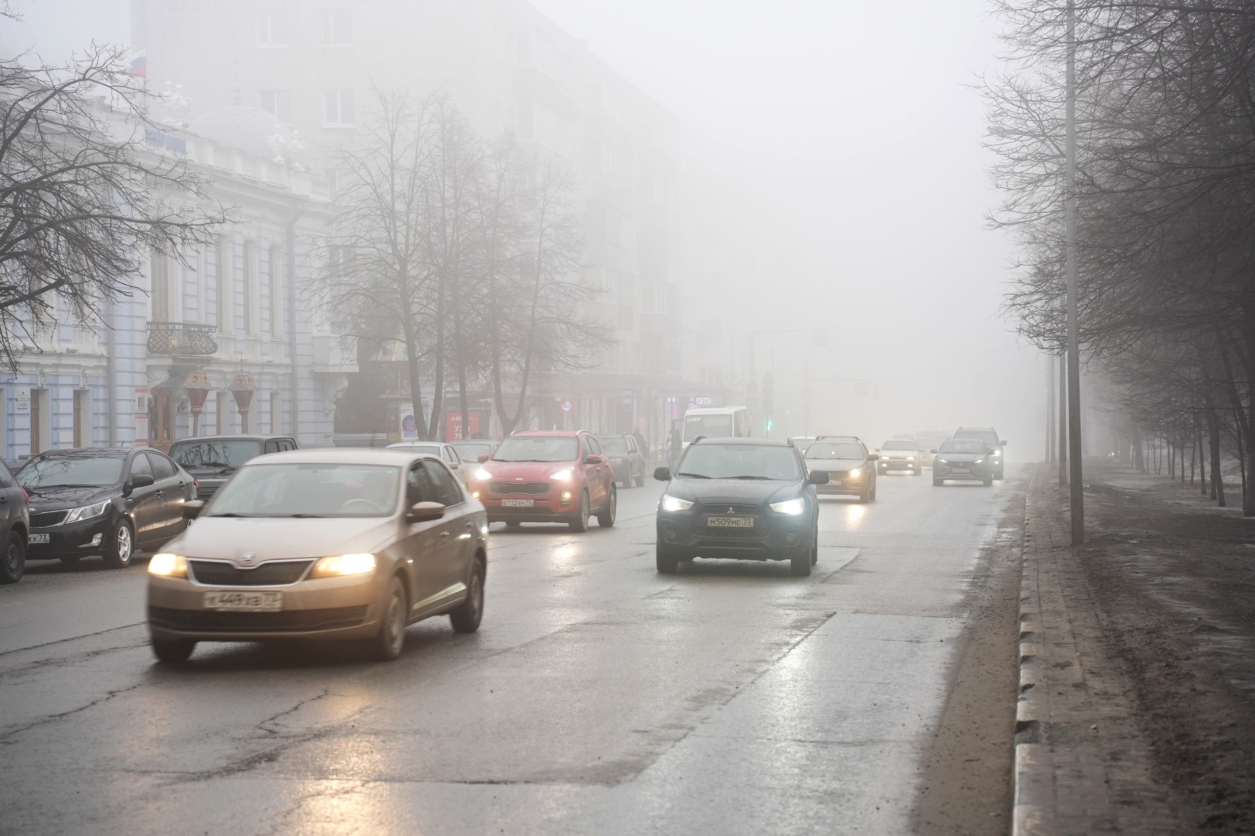 В Ульяновске ожидается туман  Такой прогноз дают синоптики на ближайший час с сохранением до 10:00-12:00 24 июля местами по региону и в городе Ульяновске   Видимость при тумане составит 500 м и менее. Вводится «желтый» уровень опасности, администрация просит водителей соблюдать скоростной режим