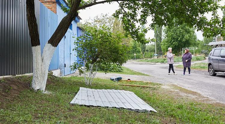 Усилить контроль за имуществом жителей в приграничных селах Белгородской области. Такое поручение дал Вячеслав Гладков местным властям. Глава региона считает, что местные власти и полиция должны быть более активными в приграничных сёлах. Люди жалуются, что после того, как они покинули свои дома, их имущество осталось без защиты. Губернатор считает, что власти не должны игнорировать эти места и должны быть ближе к людям, чтобы защищать их имущество и обеспечивать безопасность. Он поручил своему заместителю Сергею Дядькину организовать регулярные совещания по каждому приграничному району, чтобы обеспечить присутствие властей на местах и следить за работой полиции и медицинских пунктов. Он также планирует обратиться к главе регионального УМВД с просьбой организовать встречи с местными жителями, чтобы разобраться в ситуации в каждом селе. "Подставлять сотрудников МВД под смерть никто не собирается. Мы должны с вами заботиться о каждом человеке. Но, с другой стороны, власть есть власть. И мы, каждый занимаясь своим делом, даём не просто надежду, а уверенность в том, что мы этот тяжёлый период пройдём", – сказал Вячеслав Гладков.