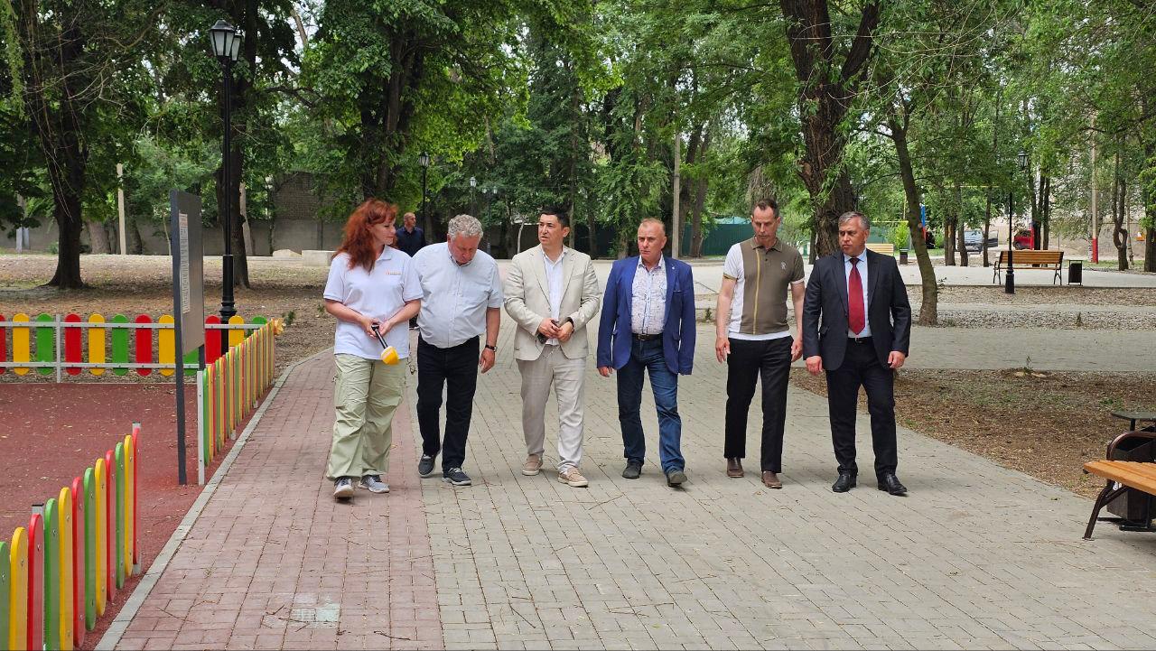 Приняли в эксплуатацию объекты благоустройства по программе «Формирование комфортной городской среды»: — в Скадовске открыли обновлённый парк отдыха; — в Каланчаке благоустроили парк «Дружбы» 9,5 га ; — в Чаплинке уложили 3600 м² дорожек в Центральном парке. Команда «Единой России», администрации округов и представителей министерств проверила работы. Замечаний нет — объекты готовы для жителей. Благодарю строителей! Следующий этап преображения региона — уже в работе.