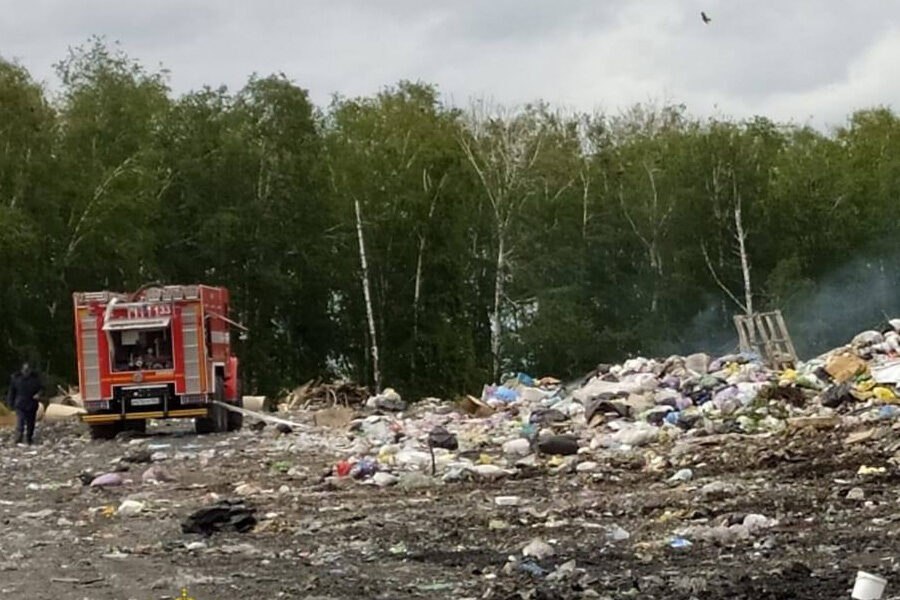 Главу Линёво наказали за пожар на мусорной свалке Искитимская межрайонная прокуратура провела проверку по факту возгорания на мусорном полигоне вблизи р.п. Линёво и внесла представление главе рабочего поселка за нарушение требований пожарной безопасности. По информации прокуратуры, возгорание изначально охватило площадь около 500 кв. метров. К настоящему моменту, открытое пламя ликвидировано, пожар локализован, а площадь пожара составляет около 300 кв.метров. Подробнее читайте по ссылке INFOPRO54 Фото предоставлено прокуратурой Новосибирской области, автор- пресс-служба