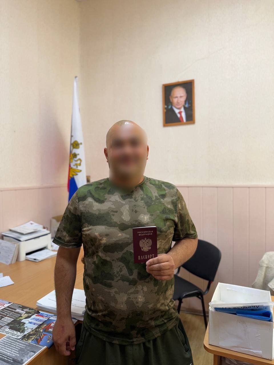 В Стаханове ЛНР прокуратурой города военнослужащему, проходящему службу в зоне проведения СВО, оказано содействие в получении паспорта гражданина Российской Федерации Прокуратурой города Стаханова ЛНР в одном из медицинских учреждений проведен личный прием граждан, в ходе которого с просьбой об оказании содействия в получении паспорта гражданина Российской Федерации обратился 34-летний участник специальной военной операции. Личный прием граждан совпал с его Днем Рождения. Заявитель сообщил, что является иностранным гражданином, больше месяца назад в городе Владимир заключил контракт с Минобороны России о прохождении военной службы, после чего направлен в зону проведения СВО, однако паспорт гражданина Российской Федерации получить не смог. Согласно Указу Президента Российской Федерации от 04.01.2024 № 10, иностранный гражданин, заключивший контракт о прохождении военной службы в Вооруженных силах Российской Федерации, может получить гражданство Российской Федерации в упрощенном порядке. При содействии прокуратуры города органом внутренних дел оформлен паспорт гражданина Российской Федерации, который вручен участнику СВО. Прокуратурой города во взаимодействии с территориальным отделением Центрального банка России также организован выезд в медицинское учреждение специалистов, которыми военнослужащему оказаны необходимые банковские услуги. _____________ Все новости ВКонтакте и в Одноклассниках #Стаханов #новости_Стаханова