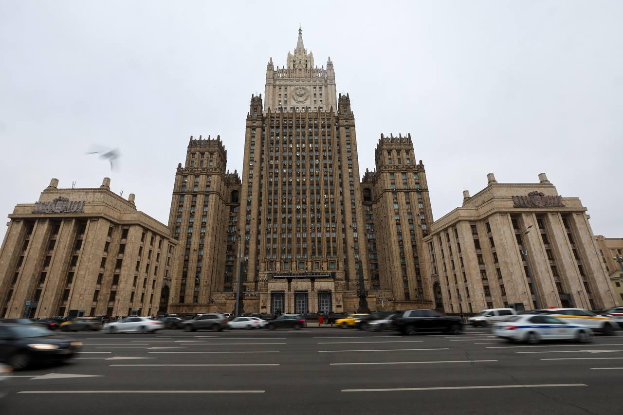 Киев не ответил на предложение о рабочих группах и усиливает провокации   В российском МИД сообщили, что Киев пока не дал официального ответа на инициативу Москвы о создании трёх рабочих групп для переговоров. По оценке ведомства, украинская сторона не стремится к миру и рассматривает переговоры лишь как способ затянуть боевые действия и сохранить власть.  Замдиректора департамента информации и печати МИД России Алексей Фадеев заявил, что в преддверии саммита на Аляске Киев усиливает террористическую активность. Минобороны также сообщало о подготовке провокаций, направленных на срыв встречи.  В МИД подчеркнули, что любые разговоры о «территориальных обменах» невозможны, так как территориальное устройство России закреплено в Конституции.   Belkin Alexey/news. ru  #Россия #Украина