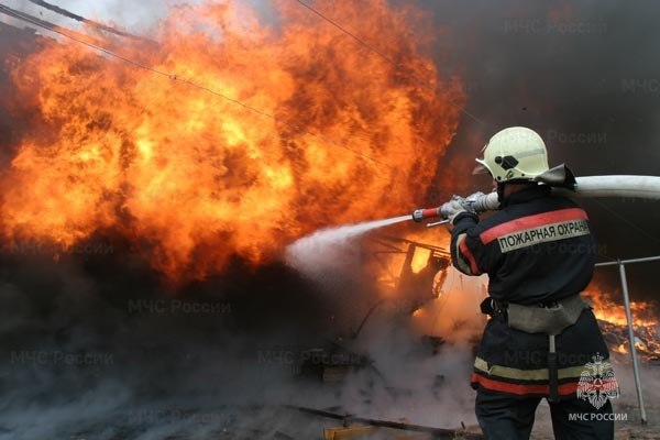Пожарные ликвидировали возгорание в Южно-Сахалинске 04 мая в 03:52 диспетчеру Южно-Сахалинского пожарно-спасательного гарнизона поступило сообщение о возгорании заброшенного строения в СНТ "Коммунальник" на ул. Лютиковая. Пожарный расчет прибыл через 5 минут. На момент прибытия огнеборцев, строение горело открытым пламенем. В 04:07 возгорание было локализовано, а в 04:15 полностью ликвидировано на площади 3 квадратных метра. В тушении участвовали 5 сотрудников и 1 единица техники ГУ МЧС России по Сахалинской области. Погибших и пострадавших нет. Причины возгорания устанавливаются.