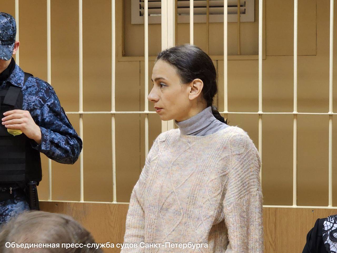 Суд признал виновной жену рэпера Картрайта в убийстве мужа Ее приговорили к 12 5 годам Обвинение просило посадить Марину Кохал на 13 лет Ей вменяли не только убийство но и осквернение после смерти Картрайта она расчленила тело и пытаясь избавиться от его частей что то хранила в морозилке что то поместила в соль Некоторые органы были утрачены Фонтанка писала что характерной особенностью дела является тот факт что ни одна из четырех экспертиз не установила причину смерти рэпера Его супруга утверждает что он злоупотреблял алкоголем а рядом с телом она нашла какой то шприц В тканях действительно были найдены следы наркотиков но достоверно сказать что Юшко умер из за передозировки невозможно Подробнее о нестыковках и белых пятнах в деле Кохал читайте здесь fontankaspb