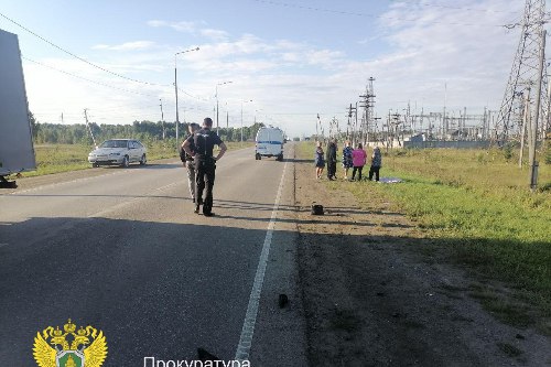 Пьяный новосибирец устроил смертельное ДТП и сбежал В Новосибирске 22 августа задержали мужчину которого подозревают в совершении смертельного ДТП Об этом сообщили в пресс службе региональной прокуратуры Предварительно установлено что утром пьяный житель села Кыштовка на автомобиле Лада насмерть сбил 42 летнюю женщину После аварии мужчина попытался скрыться Однако спустя некоторое время его задержали сотрудники ДПС По факту смертельного ДТП проводится уголовно процессуальная проверка Прокурор Кыштовского района выехал на место происшествия для координации действий правоохранительных органов ход и результаты уголовно процессуальной проверки на контроле в прокуратуре сообщили в надзорном ведомстве