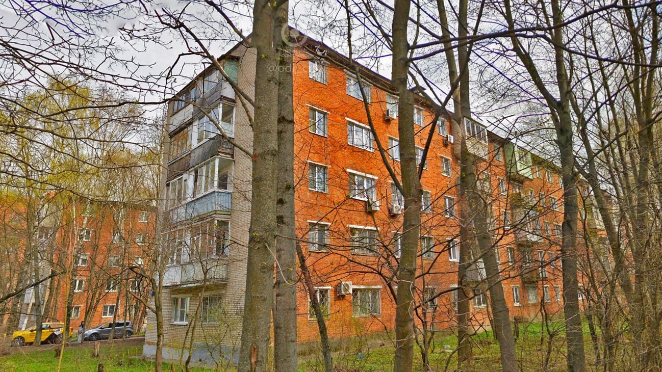 В 6 микрорайоне жильцы одного из домов уже четвертые сутки без воды Об этом сообщила подписчица "Типичное Одинцово": "Просьба вынести на всеобщее обозрение проблему дома на Можайском шоссе 106. Люди 4-ые сутки сидят без холодной воды, из крана течет кипяток, машины с холодной питьевой водой жителям дома не предоставили, у аварийной службы одни отговорки, сначала авария, потом насосы встали, теперь водоканал, возле дома никаких работ по сей день не проводится! Обращались в добродел, в едс, в службу 112! Никто никаких ответов нам не дает! Просим помощи от администрации города разобраться с данным вопросом! Мы вынуждены наливать воду в ванну, остужать, чтобы хоть как то помыть детей, и постирать одежду, питьевую воду покупаем в магазине! Дату и время устранения проблемы нам не сообщают, куда ещё обращаться мы тоже не знаем!", — рассказала женщина.