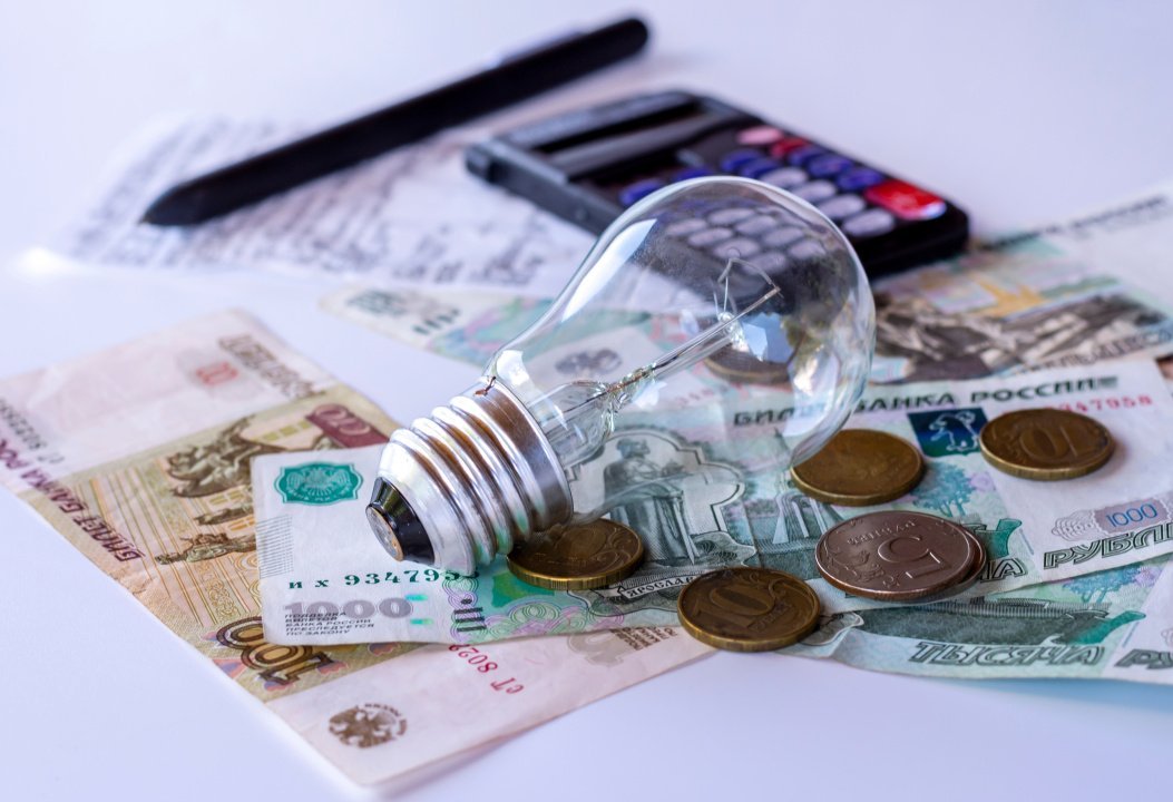 Вячеслав Володин рост тарифов на ЖКХ в ряде регионов чрезмерный Вопросы связанные с жилищно коммунальным хозяйством находятся среди приоритетов Госдумы Об этом заявил председатель Госдумы Вячеслав Володин на встрече с премьер министром РФ Михаилом Мишустиным Рост тарифов нас не может не беспокоить Мы вместе с правительством ищем решение учитывая что это компетенция региональных органов власти Но со своей стороны считаем неправильным стоять и наблюдать как эти процессы происходят Особенно в ряде регионов рост тарифов чрезмерный мы считаем сказал он в ходе встречи с Михаилом Мишустиным в преддверии ежегодного отчета правительства в Госдуме В этой связи Вячеслав Володин сообщил что планируется внести изменения в законодательство и наделить дополнительными полномочиями Федеральную антимонопольную службу Это на наш взгляд позволит взять под контроль ситуацию И не допустить в будущем перегибов указал председатель Госдумы