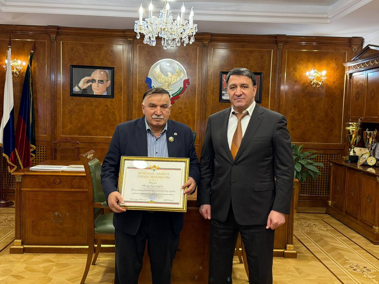 Сегодня в администрации города Махачкалы состоялась встреча главы города Джамбулата Салавова с журналистом членом Союза журналистов России автором более 300 документальных фильмов о спортсменах Магомедом Газимагомедовичем Чанкалаевым Магомед Газимагомедович на протяжении более 30 лет ведёт активную работу по популяризации спорта и здорового образа жизни вдохновляя молодое поколение своим творчеством и личным примером Его фильмы о спортсменах от чемпионов России и Европы до трёхкратных олимпийских чемпионов стали значимым вкладом в развитие спортивной культуры в Махачкале За многолетний труд и преданность профессии глава Махачкалы Джамбулат Салавов вручил Магомеду Газимагомедовичу почётную грамоту администрации города Мэрия Махачкалы MAX
