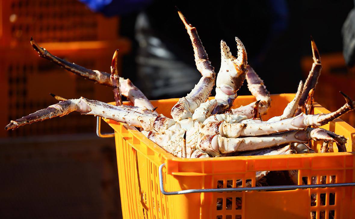 ОДУ по целому ряду объектов промысла увеличили на 2026 год В Росрыболовстве сообщили что по результатам экспедиций ВНИРО был зафиксирован рост популяций некоторых видов водных биоресурсов По этой причине общий допустимый улов ОДУ для них решили поднять Так будет увеличен ОДУ трески в Южно Курильской зоне на 8 7 до 12 4 тыс тонн ОДУ терпуга в Северо Курильской зоне вырастет на 54 1 до 18 5 тыс тонн ОДУ трубачей в Северо Охотоморской подзоне составит 6 6 тыс тонн 19 Больше же всего российские рыбаки смогут нарастить добычу крабов ОДУ камчатского краба в Западно Сахалинской подзоне будет увеличен на 30 до 195 тонн краба синего и краба равношипого в Западно Камчатской подзоне на 16 до 4 8 тыс тонн и 30 до 407 тонн соответственно краба стригуна бэрди в Западно Беринговоморской зоне на 42 до 1 3 тыс тонн краба равношипого в Северо Охотоморской подзоне на 18 до 1 8 тыс тонн ОДУ камчатского краба в Баренцевом море будет увеличен на 10 до 13 9 тыс тонн Рыбхоз Всё о рыбе