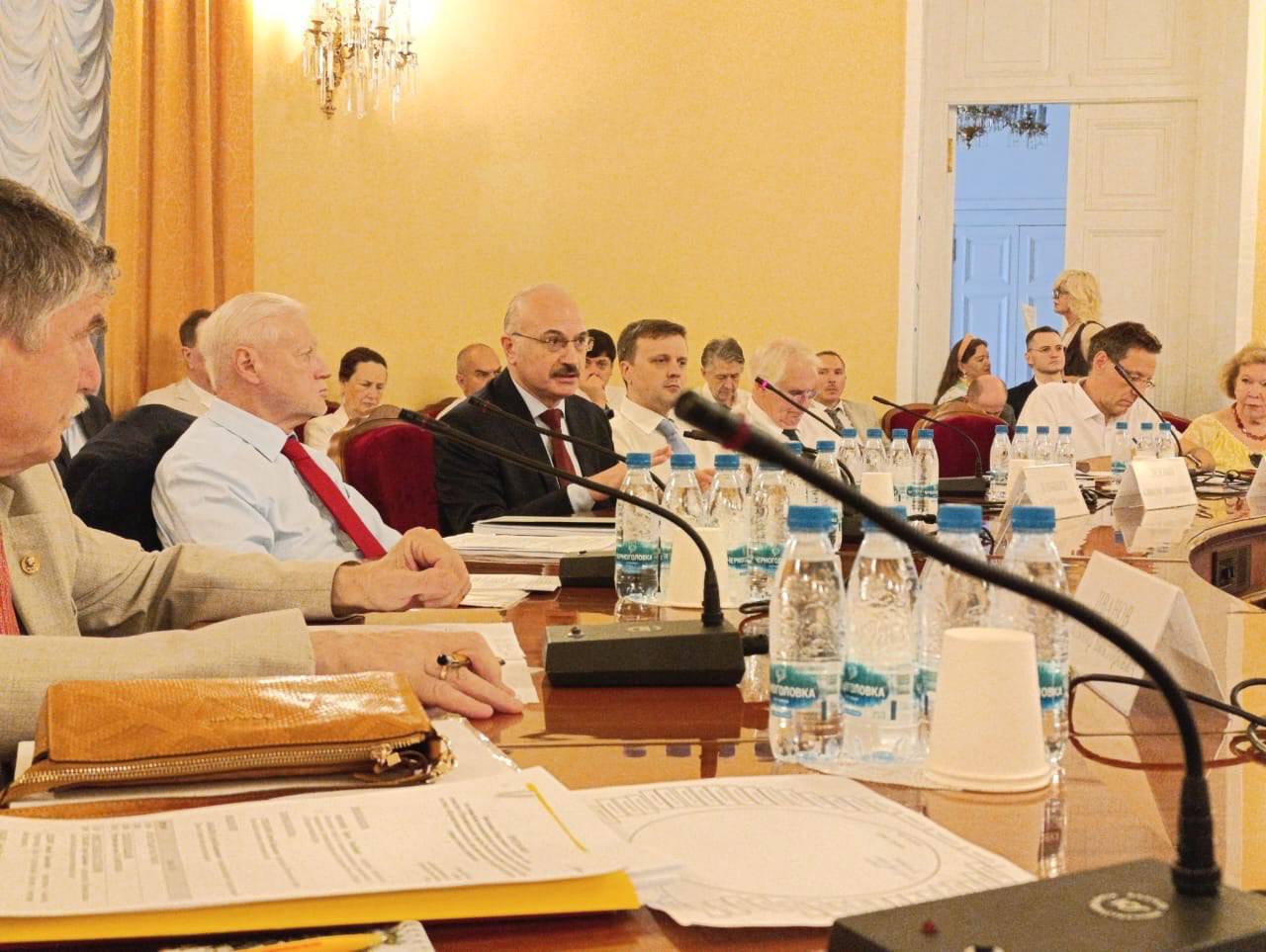 11 июля ректор ГУУ Владимир Строев выступил на заседании Общественного Экспертного совета и Попечительского совета Российской академии естественных наук РАЕН , посвящённом научно-технологическому и пространственному развитию страны. В своём докладе Владимир Витальевич представил уникальный опыт ГУУ в развитии практико-ориентированного проектного образования и интеграции технических дисциплин в управленческую подготовку: развитие студенческого конструкторского бюро и новых лабораторий; привлечение молодых учёных и инженеров; сотрудничество с бизнесом и госструктурами; усиление инженерно-экономического вектора подготовки. Владимир Строев подчеркнул: «Мы переосмысляем роль ГУУ в системе высшего образования — от управленческого к инженерно-экономическому университету». Участники заседания отметили: технологический суверенитет и нацбезопасность невозможны без сильной науки и собственного промышленного комплекса. И здесь роль университетов — ключевая. Полную статью можно прочитать на нашем сайте!