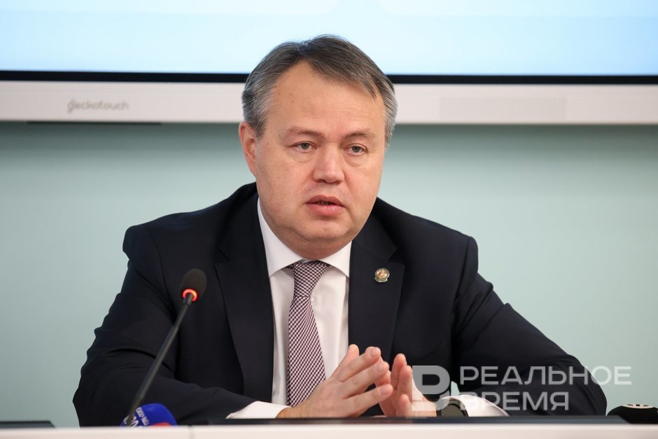 Дефицит кадров цифровизация усиление трансплантологии Альмир Абашев подвел итоги года Министр здравоохранения Татарстана провел предновогоднюю пресс конференцию в новом здании детской поликлиники Среди явных достижений татарстанской медицины за этот год снижение младенческой смертности 40 построенных объектов обновление парка медицинских машин Онкологи делают роботические операции и готовятся работать с гамма ножом трансплантология продолжает расти и по объемам вышла на второе место в России после Москвы Но есть и проблемы в отдельных муниципалитетах не хватает почти половины штатных врачей и с этим надо что то делать Как и с тем что нужно налаживать коммуникацию населения с медицинскими организациями чтобы онкозаболевания диагностировали не на терминальных стадиях развития а на начальных когда больше шансов сохранить жизнь и здоровье Об этом и о многом другом говорил министр здравоохранения Татарстана Альмир Абашев на своей предновогодней встрече с журналистами Подробнее в материале Реального времени Подпишитесь на Реальное время в МАХ Telegram Дзен