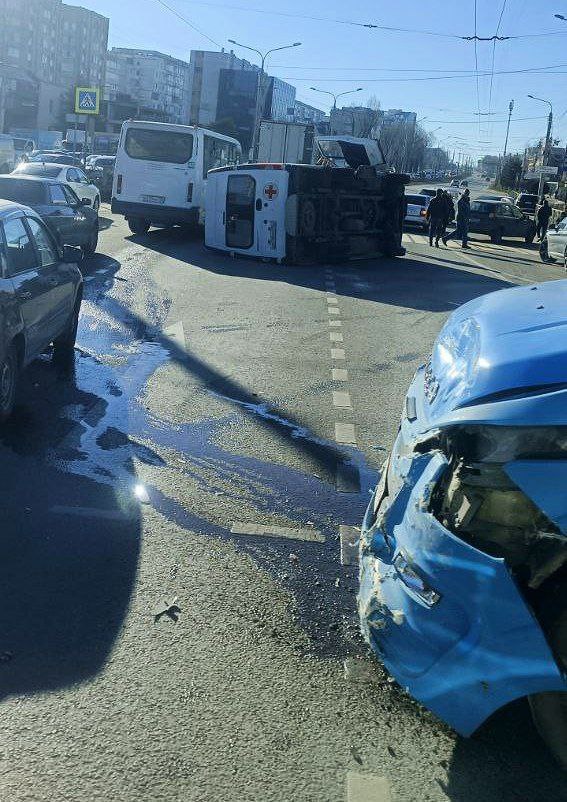 Карета скорой помощи перевернулась в Ставрополе  Авария произошла на пересечении улиц Шпаковская и Доваторцев.  По словам очевидцев, скорую помощь не пропустила маршрутка. Подробности ДТП устанавливаются.  Фото и видео: