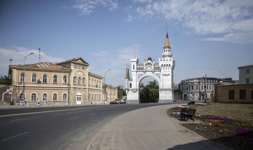 Найден подрядчик на восстановление Триумфальной арки в Нижнем Новгороде. Ее воссозданием займется АО «ТСНРУ» из Казани, сообщается на сайте госзакупок. Компания стала единственным участником торгов, которые проводились уже во второй раз на первые не поступило ни одной заявки . Контракт с ней заключили по начальной цене — почти 315 млн рублей. До 10 августа 2026 года подрядчику предстоит восстановить саму арку, а до 15 ноября — построить выставочное пространство и благоустроить территорию. Подпишись Предложи новость