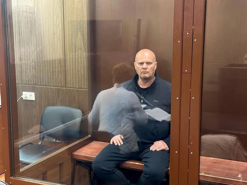 Мэру Красноярска в день рождения продлили арест по делу о взятках Суд продлил арест мэру Красноярска Владиславу Логинову по делу о взятках на 180 млн рублей. Об этом пишет РИА Новости. По данным информагентства, решение о продлении ареста градоначальника Басманный суд Москвы вынес 30 июля. Судебное заседание состоялось в день рождения красноярского мэра. Сколько точно Владислав Логинов проведет под стражей, не уточняется. Напомним, мэра Красноярска задержали 9 июня. По версии следствия, глава города получил от гендиректора коммерческой организации взятку в виде 180 млн рублей деньгами и оплаты строительства бани на своем участке. За это Владислав Логинов обеспечил победу фирме на торгах на выполнение ремонта дорог. Сразу после задержания мэра этапировали в Москву и арестовали. Тогда суд оставил Владислава Логинова в СИЗО до 4 августа. Градоначальник же настаивал на том, что его оговорили. 30 июля красноярскому градоначальнику исполнилось 58 лет. Newslab