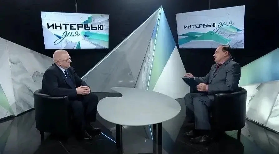 Промышленные предприятия Алтайского края сталкиваются с серьёзным дефицитом квалифицированных кадров особенно не хватает специалистов в области физики математики и химии Только оборонно промышленный комплекс Бийска с 2022 года принял около 5 6 тысяч сотрудников однако потребность в людях по прежнему сохраняется Как Бийский олеумный завод переобучает сотрудников предоставляет общежития и оплачивает релокацию а также почему для решения кадрового голода на уровне города планируют обсуждать льготную ипотеку для специалистов ОПК рассказал первый заместитель директора филиала предприятия Сергей Ларейкин Смотреть интервью на телеканале Катунь 24   clck ru 3T9NCP Фото скриншот Интервью дня Катунь 24