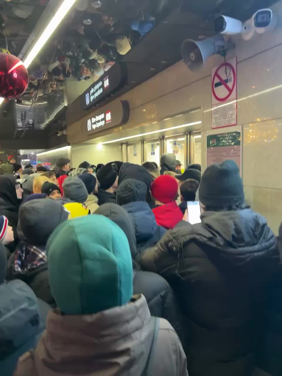 Станция метро Чкаловская в Екатеринбурге временно закрыта из-за задымления