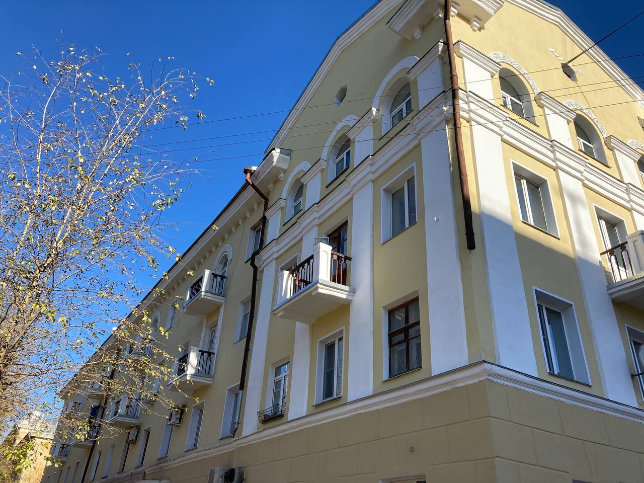 В 2025 году в Кировской области отремонтировано порядка 200 многоквартирных домов До конца года в нормативное состояние планируется привести еще 50 объектов Как рассказал заместитель министра энергетики и ЖКХ региона Дмитрий Кондратов с 2025 года в России действует новый свод правил проведения капремонта многоквартирных домов Новое законодательство подразумевает 4 категории износа домов до 30 дом находится в надлежащем состоянии и не требует ремонта от 31 до 50 ремонт требуется в перспективе 51 до 65 капремонт нужен в ближайшее время более 65 капитальный ремонт и инструментальное обследование дома не терпит отлагательств В текущем году из бюджета региона выделено 130 млн рублей на обследование 1820 многоквартирных домов Кировской области в срок до марта следующего года Это позволит оценить степень объектов и на основании полученных данных привести программу капитального ремонта в реальное соответствие необходимым требованиям В 2025 правительство области пересмотрело работу с недобросовестными подрядчиками С ними расторгаются контракты и вводятся штрафные санкции Работа по капитальному ремонту многоквартирных домов в регионе будет продолжена отметил заместитель министра Подписывайтесь на канал Кировской области в MAX