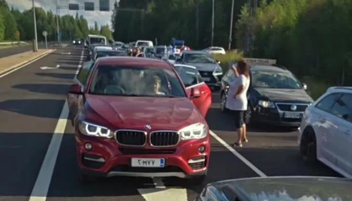 Автопробег в поддержку открытия границы с Россией прошел в Финляндии Участие в акции приняли свыше 100 машин. Финальной точкой маршрута стал КПП «Нуйямаа» – некогда один из крупнейших по пассажиропотоку пропускной пункт. Участники пробега, который был согласован с полицией, заявили о своем праве пересекать восточную границу, чтобы видеться с родственниками в России. Этой возможности своих граждан Хельсинки лишили еще в 2023 году. Подпишитесь на «Абзац» Добавьте «Абзац» в ленту «Дзена»