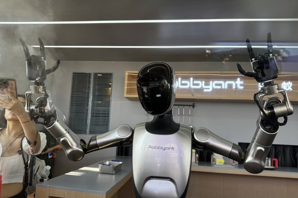 Доктор Робот Финтех гигант Ant Group Alibaba представил гуманоидного робота R1 созданного подразделением Robbyant Он умеет готовить еду сортировать лекарства работать гидом и даже консультировать пациентов R1 весит около 110 кг рост до 1 75 м у него 34 степени свободы и скорость движения до 1 5 м с Уже показан на IFA в Берлине и работает например в Шанхайском музее Следующее поколение R1 уже в разработке Новый конкурент Tesla Optimus и китайских Unitree выходит на арену