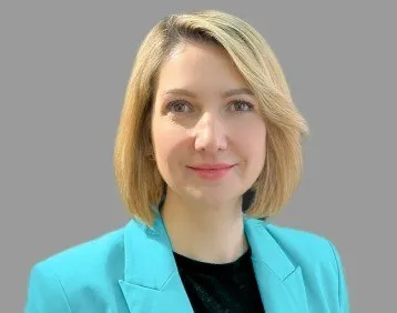 Ольга Абрамовских официально возглавила один из ведущих челябинских вузов Ректором Южно Уральского государственного медуниверситета стала Ольга Абрамовских Приказ о ее назначении подписал глава Минздрава РФ Михаил Мишустин Место ректора стало вакантным в марте 2024 года после того как ушел в отставку руководитель вуза Александр Мирошниченко С того времени Абрамовских работала в статусе и о ректора В январе 2026 года он победила на выборах ректора ЮУГМУ Абрамовских в 1999 году закончила с отличием вуз которым она теперь руководит Тогда университет имел статус медакадемии В 2016 году ей было присвоено ученое звание доцента по специальности Клиническая иммунология аллергология Eoblast в Телеграм в МАХ