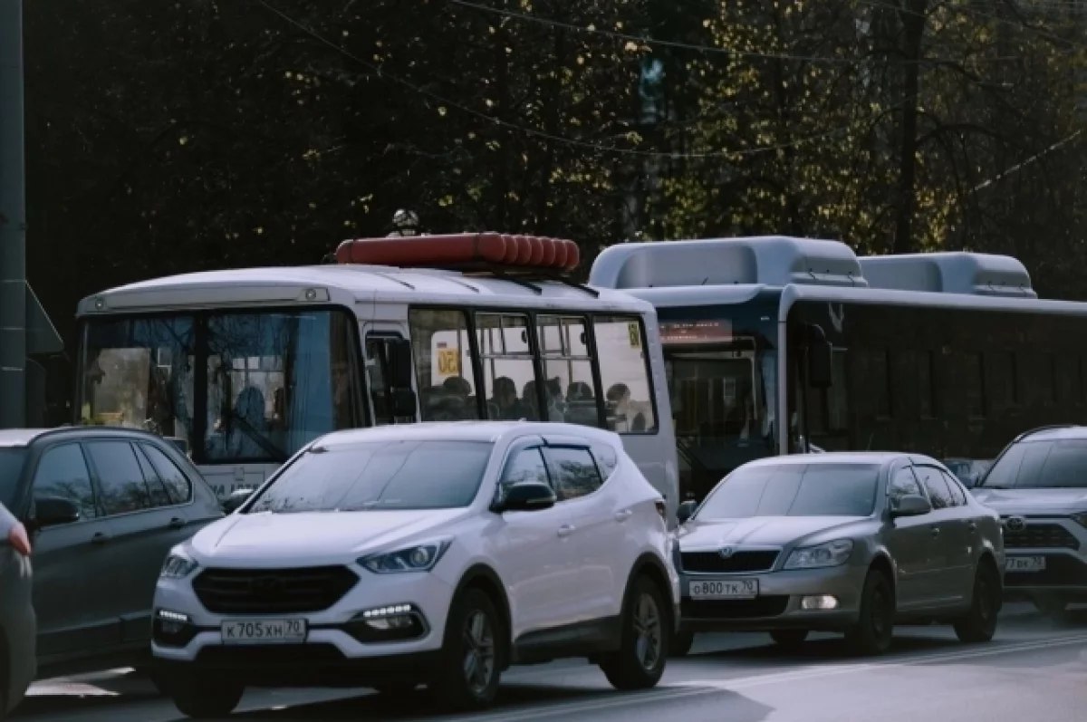 Утро 31 октября в Воронеже: автомобилисты столкнулись с заторами в дождь  Утром 31 октября в Воронеже образовались пятибалльные пробки, по данным «Яндекс Карт». Основные заторы наблюдаются в центре города: улицы Кирова и Плехановская стали «тяжелыми» для проезда. Дождь и несколько ДТП, в том числе на улице Шишкова и Московском проспекте, только ухудшили ситуацию. В то же время, водители на левом берегу избежали пробок.    #Новости #Воронеж